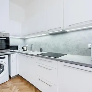 https://prague-roof-apartments.praguehotelsweb.com